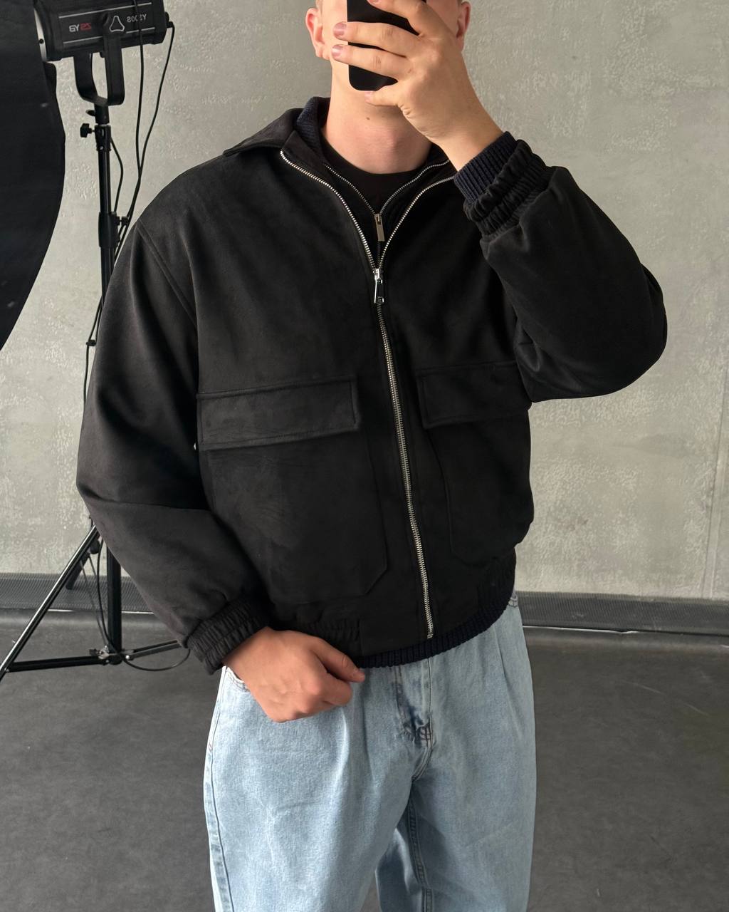 Чорний замшевий бомбер