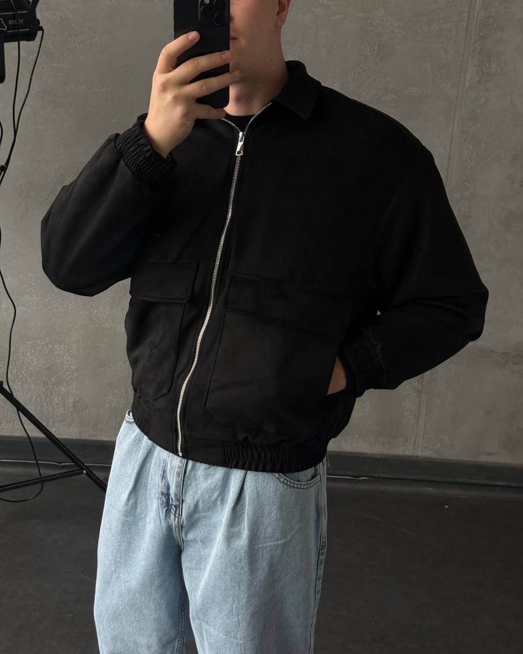 Чорний замшевий бомбер